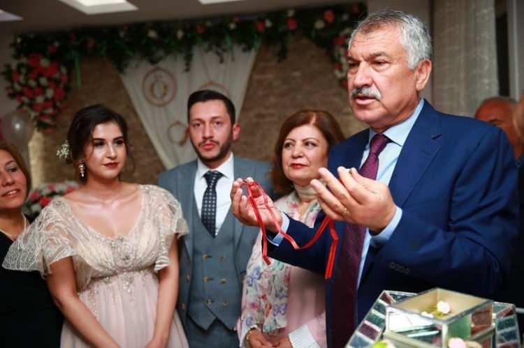 <p>NİKAHINI KARALAR KIYMIŞ</p>
<p>Kendisini "Ben değil, telefonu ele geçirilen hackerlar göndermiş" diyerek savunmaya çalışan Özdemir, görevinden istifa etti.</p>
