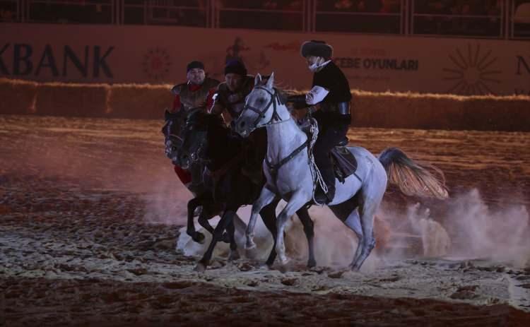 <p>Koreografi sırasında atın üzerinde alevler içinde alandan geçen biniciler büyük beğeni ve alkış topladı. Atlı gösterilerdeki akrobatik hareketler de izleyicileri heyecanlandırdı.</p>
