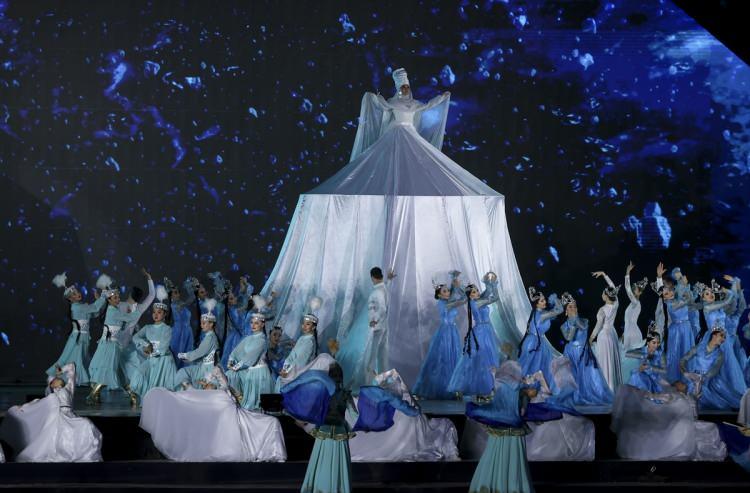 <p>Bursa'nın son yıllarda gerçekleştirdiği uluslararası en büyük etkinliklerden biri olan programda Türk dünyasının renkleri, folkloru, giyim kuşamı, müzik ile oyun kültürü anlatıldı.</p>