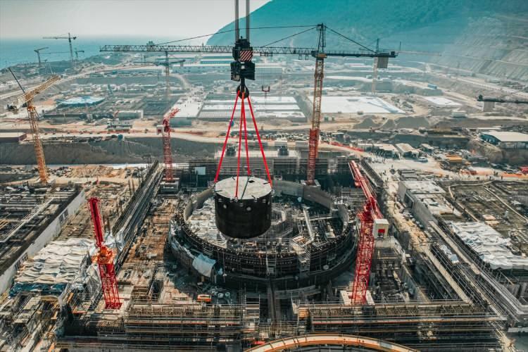 <p>Ülkelerin fosil yakıtlara bağımlılıklarının azalmasına katkı sağlayacak düşük karbonlu bir enerji kaynağı olarak değerlendirilen nükleer enerji, bu arayışta öne çıkıyor.</p>

<p> </p>
