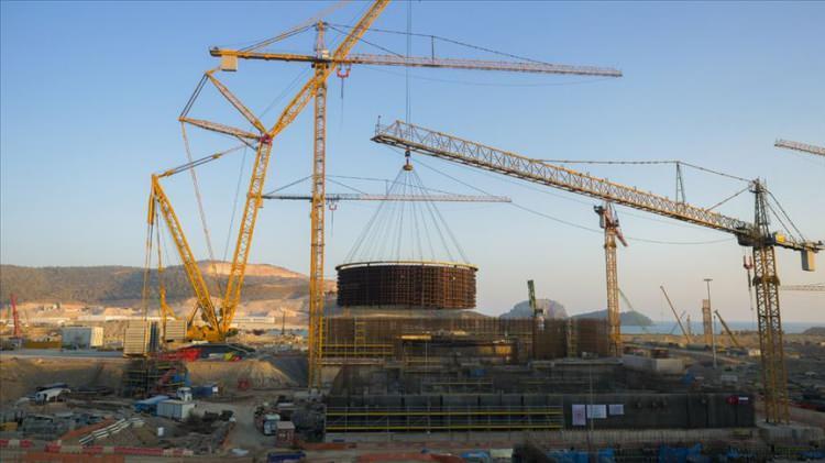 <p><strong>AKKUYU TECRÜBESİ YENİ FIRSATLAR OLUŞTURACAK</strong></p>

<p>Türkiye'nin ilk nükleer güç santrali Akkuyu'da edindikleri tecrübeyi yurt dışına taşımayı hedefleyen çok sayıda Türk şirket var. Türkiye- Rusya ilişkileri tarihindeki en büyük yatırım projesi olan ve Rosatom tarafından inşa edilen Akkuyu NGS projesinin tedarikçi zincirinde şu anda 400'e yakın Türk firma yer alıyor. </p>
