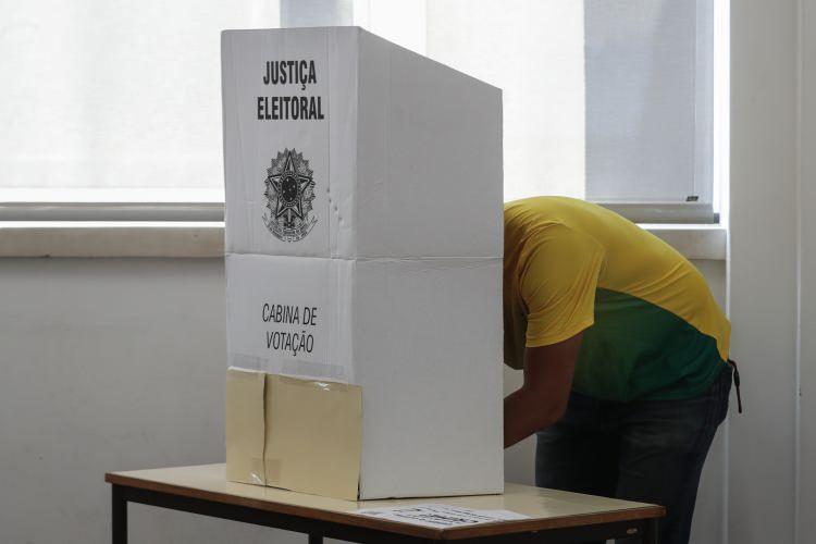 <p>Seçim öncesi yapılan anketlere göre Bolsonaro'nun yüzde 36, Lula'nın ise yüzde 50 oranında oy alması bekleniyor. Oyların yarısından fazlasını alan aday devlet başkanı seçilirken, hiçbir adayın bu orana ulaşamaması durumunda ise en çok oyu alan iki aday 30 Ekim'de yapılacak ikinci tur seçiminde yarışacak. </p>
