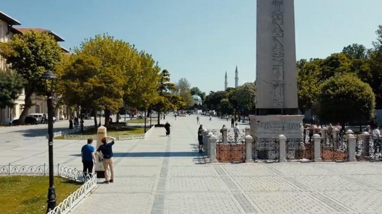 <p>"Üstündeki yapıları kaldırıp, altına inmek mümkün değil. Üsteki yapılar kagir, betonarme olsa takviye edilerek bir şeyler yapılabilir. İbrahim Paşa Sarayı ile Terzihane Sokak'tan Marmara'ya doğru korunması gerekli ve gerekli olmayan küçük küçük yapılar var. Onların bir kısmı kaldırılıp tribünlerin bir kısmı meydana çıkarılabilir."</p>

