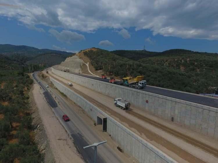 <p>Yolun bölünmüş olarak trafiğe açılması ile yol sürüş konforu artacak ve 50 dakika olan süre de 5 dakikaya inecek.</p>