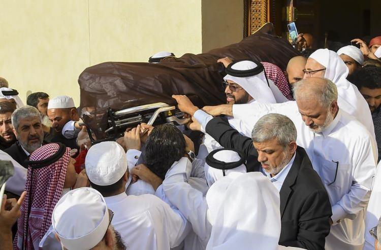 <p>Dünya Müslüman Alimler Birliğinin 96 yaşında vefat eden kurucu başkanı Yusuf el-Karadavi, son yolculuğuna uğurlandı. Diyanet İşleri Başkanı Prof. Dr. Ali Erbaş cenaze törenine katılarak, Yusuf el-Karadavi'nin kabri başında dua etti.</p>
