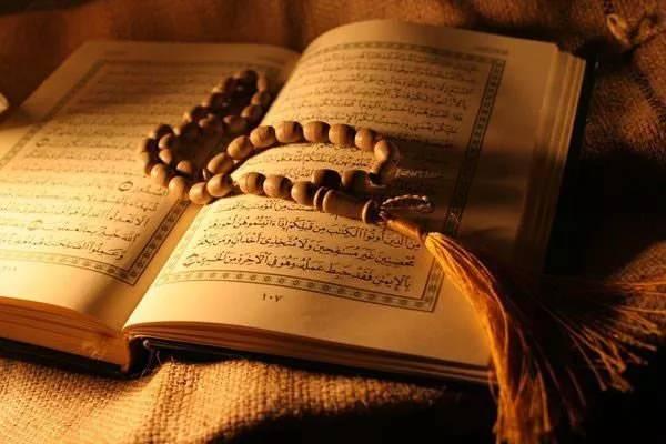 <p>Dua bitince ellerini yüzüne sürerdi. Yatarken misvak yanı başında olurdu. Gece uyandığı zaman ağzını misvaklardı.</p>
<p> </p>