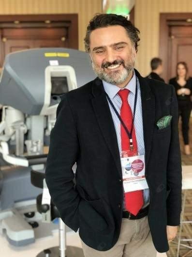 <p><span style="color:#000000"><strong>Aynı zamanda ünlü doktorun ulusal ve ulusararası dergilerde basılmış 200'ün üstünde bilimsel çalışması ve birçok ödülü bulunmaktadır. </strong></span></p>