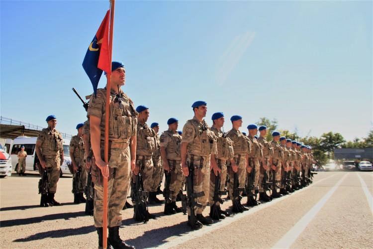 <p>Törenin ardından aileleriyle vedalaşan Mehmetçik yola çıktı.</p>
