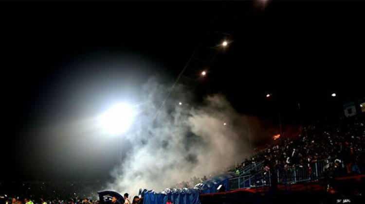 <p>Endonezya'da bir futbol maçında kaybeden takımın taraftarları sahaya girdi.</p>

<p>Polis, sahaya giren taraftarları stadın dışına çıkarmak için biber gazı kullandı.</p>

<p> </p>
