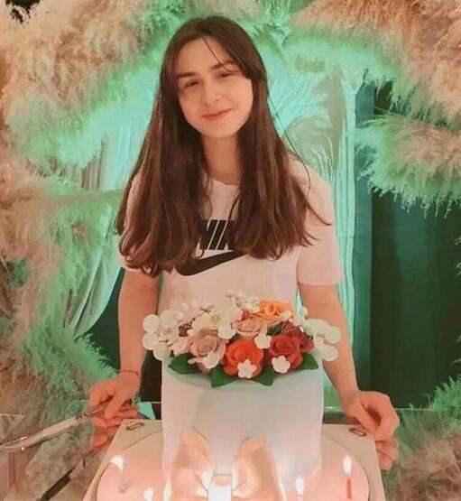<p><span style="color:#800080"><strong>Gibi görünüyorsunuz iltifatları hoştur, güzeldir ama kendini bu iltifatlara kaptırıp anne mi, abla mı olduğunu şaşırmak pek de güzel değildir. Anne direksiyon hakimiyetini kaybederse kaza olur, kayıplar yaşanır. Ve anneler davranışlarınızla başka bir konuda daha kızınıza ilham oluyorsunuz. Dikkat edin. İlerde onun nasıl bir ANNE olacağı konusunda…</strong></span></p>