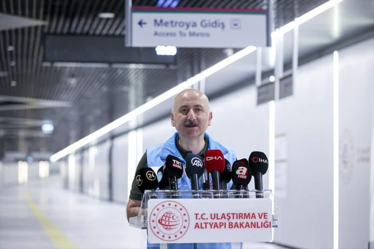 <p>Sabiha Gökçen Havalimanı Metro Hattı açılış öncesinde incelemelerde bulunan Bakan Karaismailoğlu, "Hattın faaliyete başlamasıyla İstanbul-Sabiha Gökçen Havalimanı'ndan, Pendik -Tavşantepe'ye 10 dakikada, İstanbul Anadolu Adliyesi'ne 12 dakikada, Kadıköy'e 45 dakikada ulaşmak mümkün olacak" dedi.</p>
