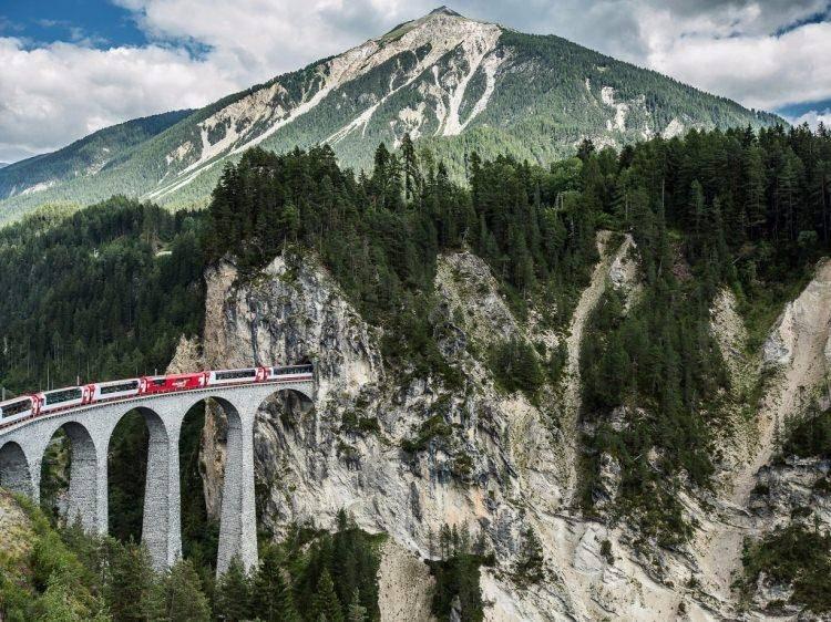 <p><strong>Dünyanın en güzel tren yolculukları</strong></p>

<p>Tren ile seyahat huzurlu ve dinlendirici olmayabilir. Hızlı değildir ve ses vardır fakat, geleneksel ve zevklidir. Bu listede dünyanın en meşhur tren seyahatlerini sizin için derledik. İşte, en güzel tren seyahatleri ;</p>
