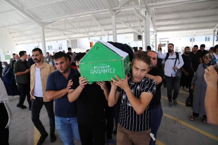 <p><strong>SEBZELER İLE CESEDİ KAMUFLE ETTİK</strong></p>

<p> </p>

<p>Mehmet Aksu, Muhabbet Toz’un cesedi görünmemesi için sebzeler ile kamufle ettiğini belirterek şöyle devam etti:</p>

<p> </p>

<p><strong>"Cesedi derin dondurucuya koyduktan sonra dış kısmından kilitledik. İçerisinde cesedin bulunduğu derin dondurucunun her iki anahtarını da Muhabbet Toz aldı. Zaten derin dondurucunun fişi sürekli takılıydı.</strong></p>

<p> </p>
