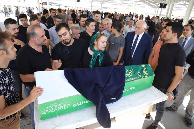 <p><strong>Ben buna da karşı çıktım ama ısrar edince kabul etmek zorunda kaldım. İş yerime yakın bölgede 5 bin liraya bir derin dondurucu satın aldık. Bir saat sonra derin dondurucuyu iş yerine getirdiler. Biz de Muhabbet ile aracıma binerek evden Lina Nazlı'nın battaniyeye sarılı cesedini iş yerine getirip, derin dondurucunun içerisine koyduk."</strong></p>
