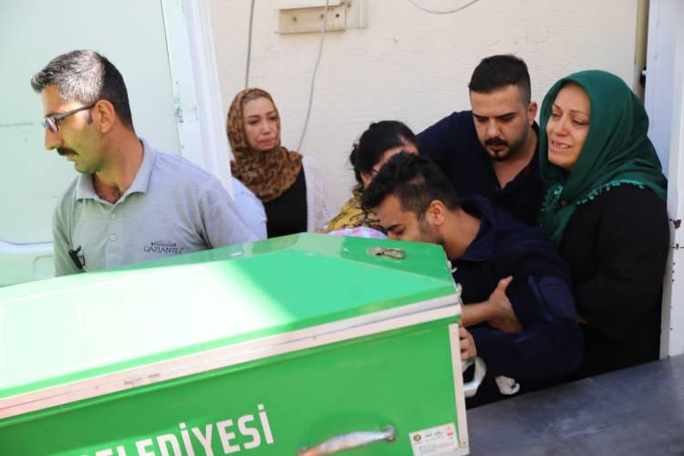 <p><strong>'PROGRAMI İZLEYİNCE, POLİSİ ARADIM'</strong></p>
<p> </p>
<p><strong>Mehmet Aksu, televizyon programında Lina Nazlı'nın kayıp olarak arandığını görünce yaşananlardan baba olarak rahatsızlık duyarak polisi aradığını belirterek, "Hemen polisi aradım ve teslim oldum. Polislerle birlikte iş yerine gittik. Sonra ben telefonla Muhabbet'i arayarak iş yerine çağırdım ve polislere yakalattım" diye konuştu.</strong></p>
<p> </p>
<p> </p>