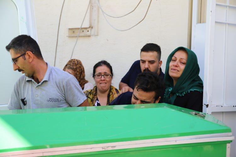 <p><strong>'ANNESİ VE MEHMET, ÇOCUKLARA ŞİDDET UYGULUYORDU'</strong></p>
<p> </p>
<p>Muhabbet Toz ise Lina Nazlı'nın annesi ve sevgilisi Mehmet Aksu'nun şiddetine maruz kaldığını öne sürdü. Melisa İlhan'ın hasta olan çocuğu Lina Nazlı'yı hastanede tedavi ettirmeyerek eve getirdiğini ve hem Lina Nazlı hem de Naime Ceyda'ya kendisinin baktığını söyledi.</p>