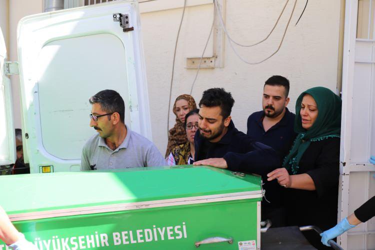 <p><strong>'LİNA'YI SALLADIM, YERE DÜŞÜP BAŞINI BETON ZEMİNE VURDU'</strong></p>
<p> </p>
<p><strong>"Lina Nazlı'yı kucağıma aldım, kendisine yemek yediriyordum. Ancak Lina Nazlı taşkınlık yapmaya başladı. Yemek yemedi, kucağımdaydı. Ben de kendisini iki elimle sert şekilde sallayıp akıllı olmasını istediğim bir anda sallamanın da etkisiyle dengesini kaybederek sandalyenin üzerinde oturur vaziyette iken kucağımdan kafa kısmı yere beton zemine gelecek ve sert bir şekilde kafası üstü düştü. Yere düşünce bir anda hareketsiz kaldı. Ben panikledim, korktum, su getirdim. Elini yüzünü yıkadım ancak çocuk hiç tepki vermeyince Mehmet'i aradım, o da geldi kalp masajı yaptı ama çocuk ölmüştü."</strong></p>
<p> </p>