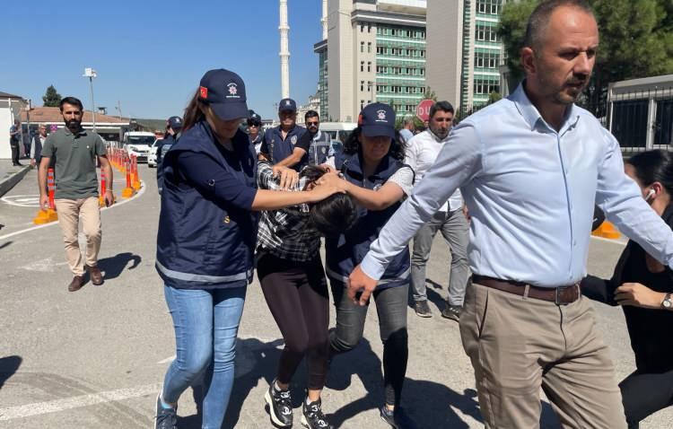 <p><strong>TELEFONLA ARAYIP, İTİRAF ETTİ</strong></p>
<p> </p>
<p>Bu sırada programı izleyen Mehmet Aksu polisi arayarak Lina Nazlı Erbay'ın öldüğünü ve cesedinin Seyrantepe Mahallesi’ndeki bir giyim mağazasında, derin dondurucuda saklandığını söyledi. Polisin gözaltına aldığı Aksu, Lina'nın Muhabbet Toz tarafından öldürüldüğünü söyledi. </p>