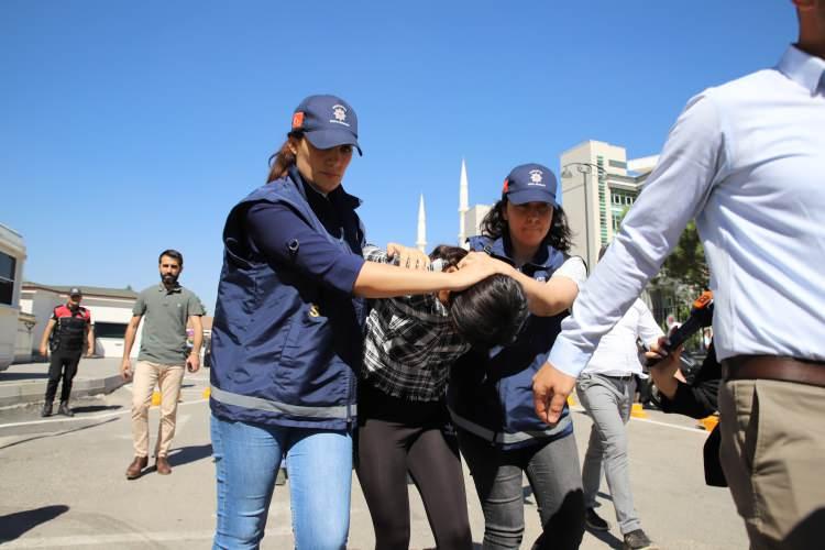 <p>Muhabbet Toz'un da gözaltına alınmasının ardından Seyrantepe Mahallesi'ne giden ekipler, giyim mağazasındaki derin dondurucuda Lina'nın cansız bedenine ulaştı. Emniyetteki işlemlerinin ardından adliyeye sevk edilen Mehmet Aksu ile Muhabbet Toz, tutuklandı.</p>
<p> </p>
<p> </p>