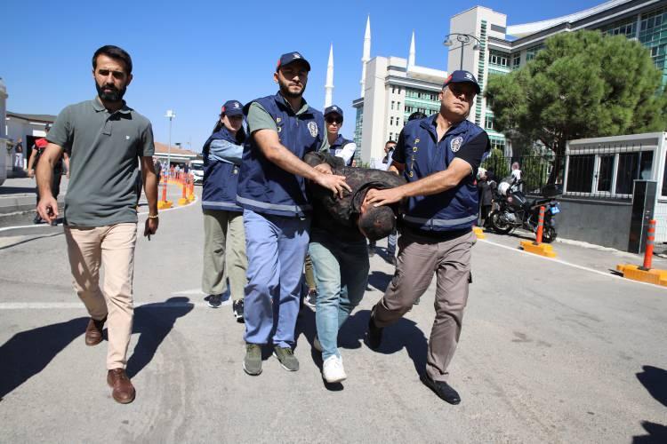 <p><strong>'MUHABBET, POLİSİ VE AMBULANSI ARAMADI'</strong></p>
<p> </p>
<p>İki şüphelinin savcılık sorgularında yaşananları detaylarıyla anlattığı ortaya çıktı. Mehmet Aksu sorgusunda, Lina'nın Muhabbet Toz tarafından öldürüldüğünü ve kendisinin de 3 çocuk babası olarak vicdan azabı çektiği için olayı itiraf ettiğini dile getirdi. Aksu, sevgilisi Muhabbet Toz’un 7- 8 ay kadar önce kendisine Lina Nazlı Erbay’ın çok kötü olduğunu belirten mesaj attığını belirterek, şöyle konuştu:</p>