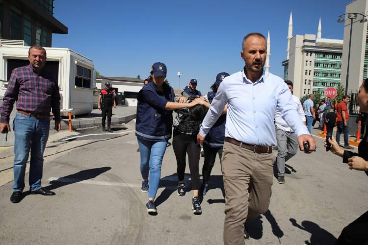 <p><strong>"Melisa ve 2 çocuğu daha önce Ordu Caddesi’nde bir rezidansta kalıyor ve fuhuş yapıyordu. Ben bu durumdan rahatsız olduğum için Muhabbet Toz’a Burç Mahallesi’nde yeni bir ev kiraladım. Melisa da 2 çocuğuyla bu eve geldi ama ben fuhuş yapmaya devam ettiği için kalmasına izin vermedim. Melisa, kiraladığı rezidansta fuhuş yapmaya devam ediyordu, çocukları ise Muhabbet'in yanında kalıyordu.</strong></p>

