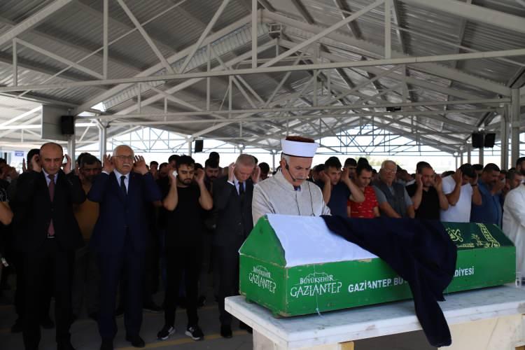 <p><strong>"CESEDİ BATTANİYEYE SARDIM, NAİME'NİN YATTIĞI YERE BIRAKTIM"</strong></p>

<p>Lina Nazlı'nın cesedini battaniyeye sararak, yan odada uyuyan kardeşi Naime Ceyda'yı uyandırarak onun yerine taşıdıklarını anlatan Aksu, <strong>"Ben çocuğun battaniyeye sarılı cesedini kucağıma aldım. Muhabbet diğer odada uyuyan Naime Ceyda'yı kucaklayıp bizim odaya getirdi, ben de ölmüş olan çocuğun cesedini yan odaya götürüp çekyatın üzerine battaniyeye sarılı vaziyette bıraktım"</strong> dedi.</p>

<p> </p>

<p> </p>
