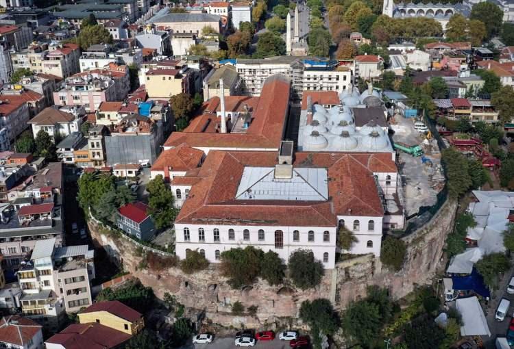 <p><strong>İBB SFENDON DUVARI'NI RESTORE ETSİN</strong></p>
<p> </p>
<p>Kurulun, araştırma kazısı yapılacak yeri mülk sahibine sorduğunu ancak Sultanahmet Camisi'nin bahçesinde araştırma kazısına izin verilmeyeceğini ifade eden Sarı, kültür varlığının bulunması yönünde anlamlı yer neresiyse kazının orada yapılabileceğini anlattı.</p>