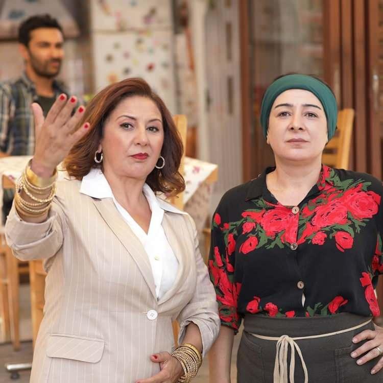 <p><span style="color:#000000"><strong>"Yarım Elma", "Gönülçelen", "Gençliğim Eyvah" ve son olarak "Aşk Mantık İntikam" dizisiyle hayranlarının karşısına çıkan ünlü oyuncu Günay Karacaoğlu, uzun süredir birlikte olduğu Prof. Dr. Saadettin Eskiçorapçı ile bugün evlendi.</strong></span></p>