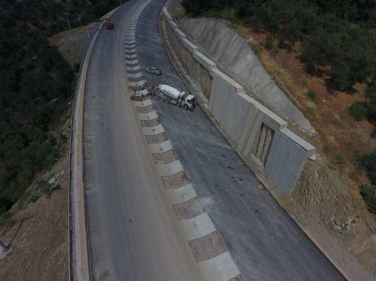 <p><strong>Turan: “2 tane muazzam tünel 11 Ekim’de inşallah açılışını yapacağız”</strong></p>

<p> Tünellerin 11 Ekim'de açılmasının beklendiğini belirten AK Parti Grup Başkanvekili ve Çanakkale Milletvekili Bülent Turan, “Buradan müjdeyi vermek istiyorum. Küçükkuyu tünellerimiz, rampadaki tünellerimiz, biri Troya birisi Assos ismiyle 2 tane muazzam tünel 11 Ekim’de inşallah açılışını yapacağız. Cumhurbaşkanımızın, video konferans yolu ile katılımıyla Bakanımızın gelmesiyle köprünün bir anlamda bir ucunu da açmış olacağız” dedi.</p>

