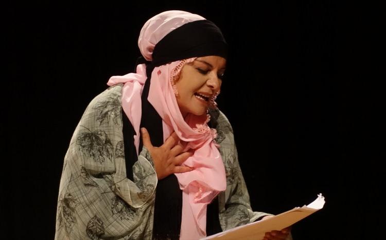 <p>Tiyatro oyuncusu ve metin yazarı Hale Canat, provaları devam eden oyuna ilişkin AA muhabirine yaptığı açıklamada Diyarbakır annelerinin mücadelesinden bir anne olarak çok etkilendiğini söyledi.</p>
