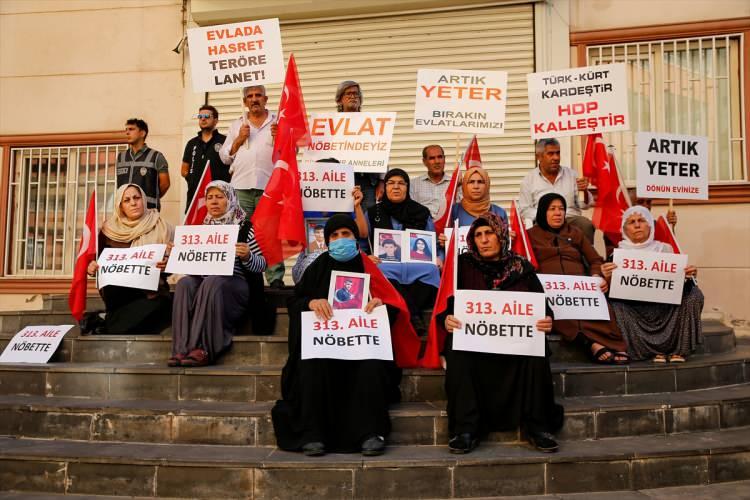 <p>Oyuncu Canat, bir anne olarak Diyarbakır annelerinin acılarını hissettiğini ve onların sesini duyurmak için çaba gösterdiğini aktararak, "Tek zorlandığım nokta ağlamamak için kendimi zor tutuyorum. Çok zordu, zaten ilk provalarımı alamadım. Hep yarıda kesmek zorunda kaldım. Asistanım bile 'Biz böyle giderse provayı yapamayacağız, bu oyunu çıkaramayacağız.' gibi bir sert çıkışta bulundu. Yani böyle olmaz. Ağlayarak her provayı yarıda kesiyor, devam edemiyordum.</p>