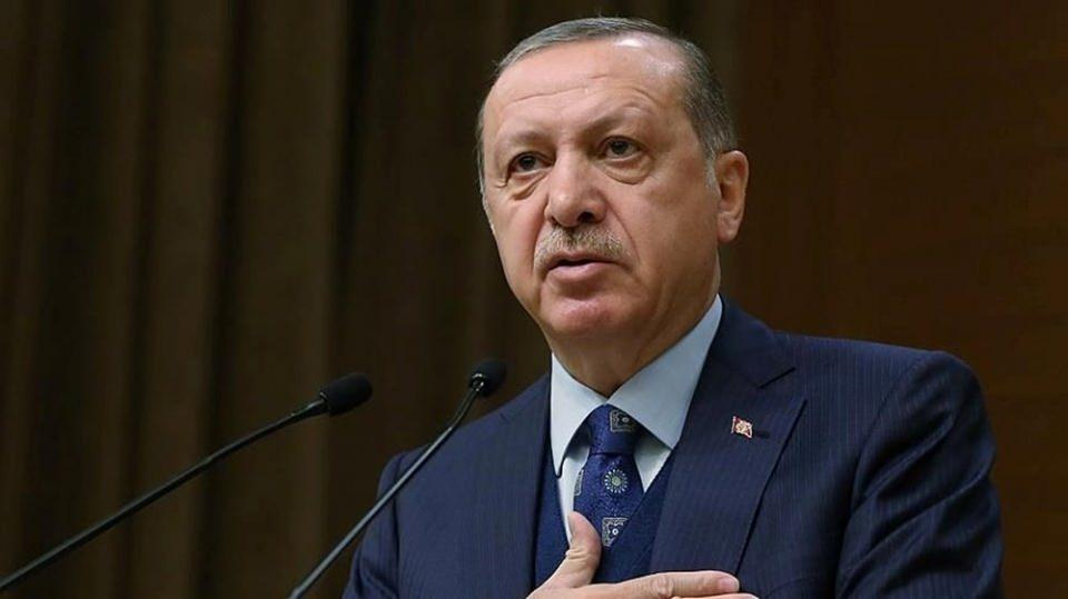 <p>Erdoğan, "Rum-Yunan ikilisinin Doğu Akdeniz'de barış ve istikrarı tehdit eden adımlarını görmezden gelen, hatta teşvik eden Amerika, bu adımıyla adada bir de silahlanma yarışına yol açacaktır" dedi.</p>

<p>Türkiye'nin adada 40 bine yakın askerinin olduğunu söyleyen Cumhurbaşkanı, "Orada bizim silah mühimmat araç gereç bu konularda da kara hava deniz bunlarla ilgili adımları atıyoruz" ifadelerini kullandı.</p>
