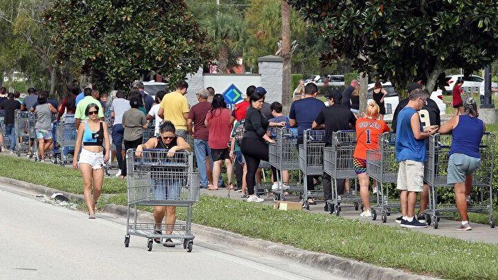 <p>Federal Afet ve Acil Durum Yönetim Ajansı (FEMA) yetkililerinin uyarısı üzerine Florida sakinleri marketlere akın ederek içecek ve gıda depoladı. Dev mağazaların gıda bölümündeki rafların çoğunun boşaldığı görüldü.</p>
