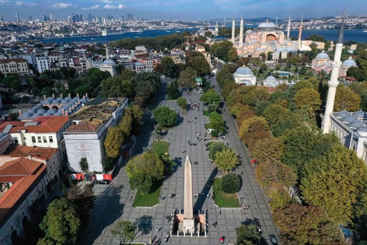 <p>Bu projeyle neyin amaçlandığını anlayamadığını dile getiren Sarı, "Gündemde kalmak için yapılan çalışmadır. İBB Genel Sekreter Yardımcısı Mahir Polat her ne kadar sanat tarihçisiyse de bu konulara kültürel bütünlük içinde bakmadığı için doğru bulmadığımı söylemiş olayım." değerlendirmesinde bulundu.</p>