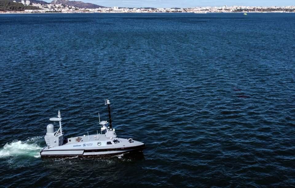 <p>Cumhurbaşkanlığı Savunma Sanayii Başkanlığı koordinasyonunda ASELSAN ve Sefine Tersanesi iş birliğinde yerli ve milli olarak geliştirilen MARLIN silahlı insansız deniz aracı (SİDA), Portekiz'deki Troia Yarımadası'nda gerçekleştirilen NATO tatbikatında sahip olduğu teknolojilerle öne çıktı.</p>

<p> </p>
