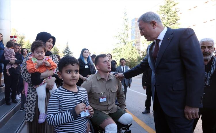 <p>"Masum insanların vebali Yunan siyasilerin boynundadır"</p>

<p>Yunanistan'ın İstanköy Adası’na sözde soykırım anıtı yapmasını Yunanistan’ın bir başka provokasyonu olarak nitelendiren Akar, "Asıl mezalim ve soykırım, tebası olduğu Osmanlı Devleti’ne isyan ettiği süreçte Tripoliçe’de ve 1919-1922 yılları arasında Anadolu’yu işgal girişiminde Yunanistan tarafından yapılmıştır. Kıbrıs’ta da soydaşlarımıza aynı vahşeti yapan yine bunlardır. Bu açıdan Yunan siyasiler, şayet bir utanç vesikası arıyorlarsa aynaya bakmaları kafidir. İşte bu ikiyüzlüler bir yandan bölgede istikrarı tehdit ederken bir yandan da buldukları her fırsatta, her ortamda utanmadan gerçekleri manipüle ederek Türkiye’yi şikayet etmekten, Türkiye karşıtı tavır sergilemekten çekinmemektedir." dedi.</p>
