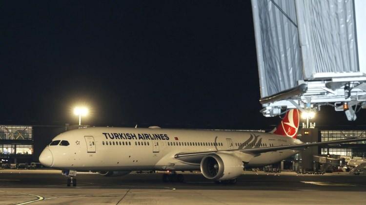 <p>Kültür ve Turizm Bakanlığı`nın koordinasyonunda, Adalet ve Dışişleri Bakanlıkları`nın iş birliğinde yürütülen çalışmalarla Türkiye`ye iadesi sağlanan kitabe, Türk Hava Yolları`na ait uçakla sabaha karşı İstanbul Havalimanı`na getirildi.</p>

<p> </p>
