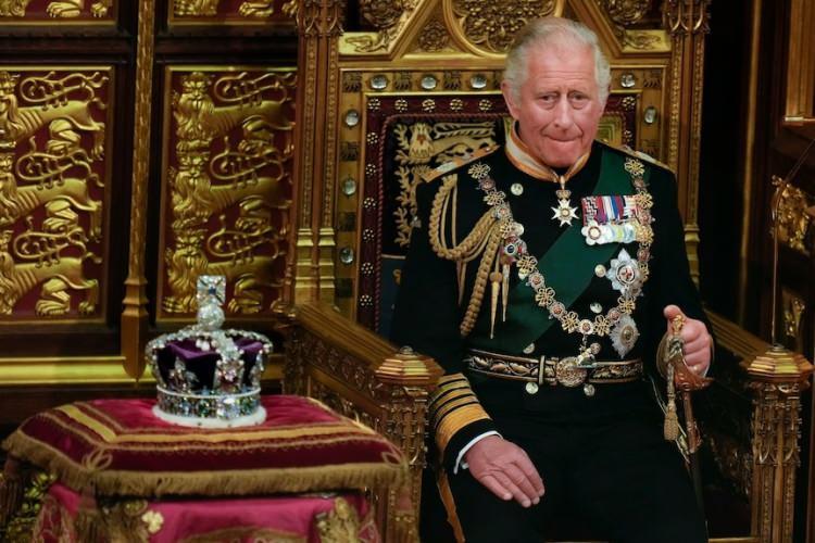 <p><span style="color:#000000"><strong>Kraliçe'nin ölümünün ardından 64 yıl boyunca hepimizin Prens olarak tanıdığı en büyük oğlu Charles, kral olarak tahtın yeni sahibi oldu.</strong></span></p>
