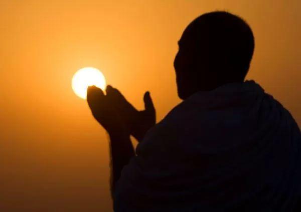 <p>Tin Suresinde “Eleysallahu biahkemil hakimin?” “Ahkemil hakimin değil mi Allah?” ayetini okuyunca “bela” derdi. Ashabından bir zat Resulu Ekrem’le karşılaştı, ayağa kalktı ise Resulu Ekrem de onunla beraber ayakta dururdu. O gelen ayrılmadıkca Resulu Ekrem ondan ayrılmazdı.</p>
<p> </p>