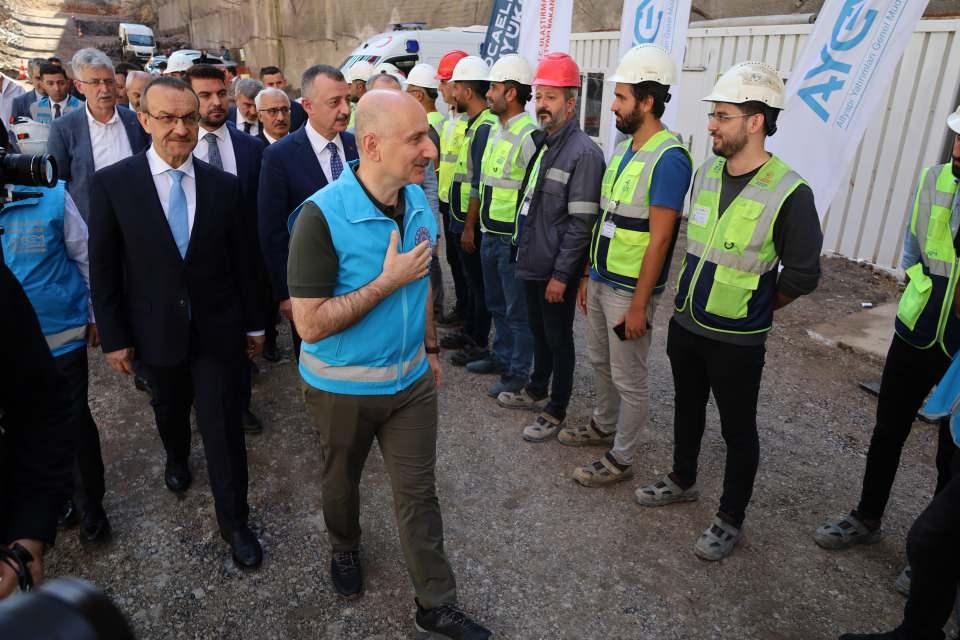 <div>“Çift yönde 320 bin kişiyi taşıması hedefleniyor”</div>

<div>Çift yönlü olarak hesap edildiğinde 30.8 kilometre bir uzunlukta metronun hizmet vereceğini aktaran Başkan Büyükakın, "Çok büyük bir depolama alanı inşaatı yapılıyor. Orası da ayrı bir maliyet unsuru. Bütün o trenlerin vagonlarının bakım ve onarımlarının yapıldığı büyük bir depo ve bakım alanı OSB bölgesinde inşa ediliyor. Gerçekten çok büyük bir proje. Bugünkü yapım maliyetleri açısından kilometre maliyetine vurduğunuzda şu anda Türkiye’nin, belki de dünyanın en ucuz metro inşaatı gerçekleşiyor.</div>
