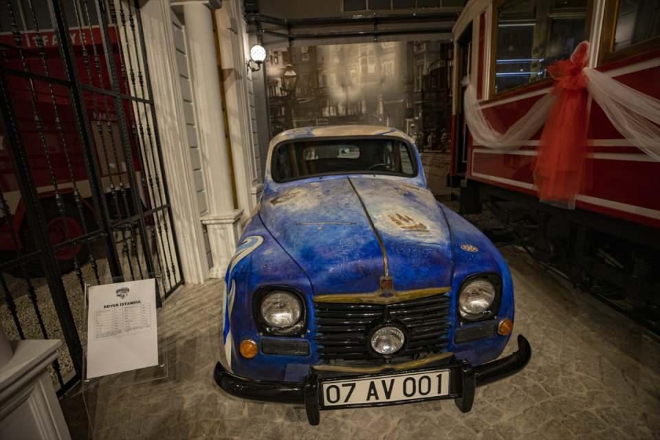 <p> Antalya'da eski dokuma fabrikasının pamuk ambarında oluşturulan araba müzesinde sergilenen 70 klasik araç, ziyaretçilerini zamanda yolculuğa çıkarıyor.</p>

<p> </p>
