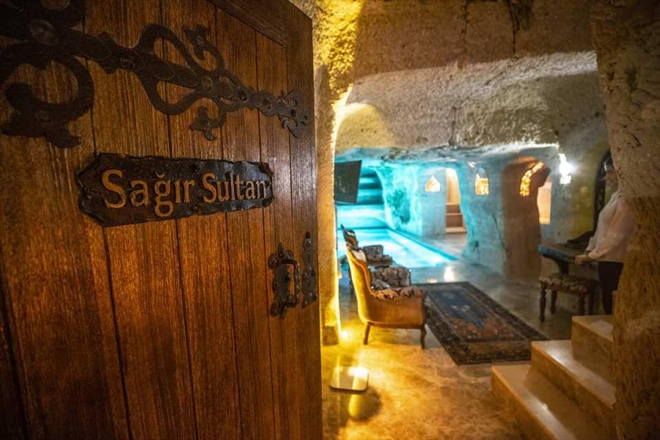 <p>O dönemler sadece bize hizmet ederken şimdi dünyaya hizmet eden otel haline geldi. Bunu keyifle yaptım ve işinin uzmanı kişilerle çalıştım. Burayı yaparken hiçbir masraftan kaçınmadık. </p>
