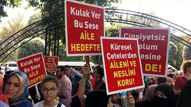 <p><span style="color:#000000"><strong>Usta oyuncunun paylaşımı sosyal medyada gündem olurken birçok kişi "Ne diyeceğimi bilemiyorum. Allah’a havale ediyorum, bizlere de akıl fikir irfan versin kendimizi evlatlarımızı bu çukura düşürmeyelim", "Yazık sadece yazık başlarına geleceklerden haberleri yok" ve "Unutmasınlar ki Kabenin sahibi Cenab-ı Hak öte dünyada cezasız bırakmaz" şeklinde yorumlarla Yenişehirlioğlu'na destek verdi. </strong></span><strong><a href="https://www.yasemin.com/"><span style="color:rgb(255, 255, 255)">(yasemin.com)</span></a></strong></p>
