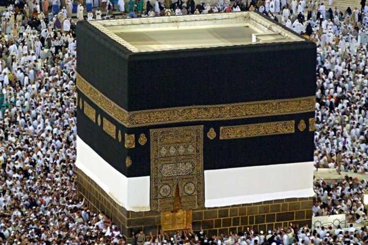 <p><span style="color:#000000"><strong>"Eşcinsellik" adı altında insanların inançları ve değerlerini yerle bir eden LGBT lobisi, son olarak İslam dinini hedef almaya çalıştı. Dini ve manevi değerleri alçakça gözüne kestiren LGBT destekçileri Almanya'nın Kassel şehrinde paçavralarla süslenen balondan Kabe yaparak provokasyona soyundu. </strong></span><strong><a href="https://www.yasemin.com/"><span style="color:rgb(255, 255, 255)">(yasemin.com)</span></a></strong></p>