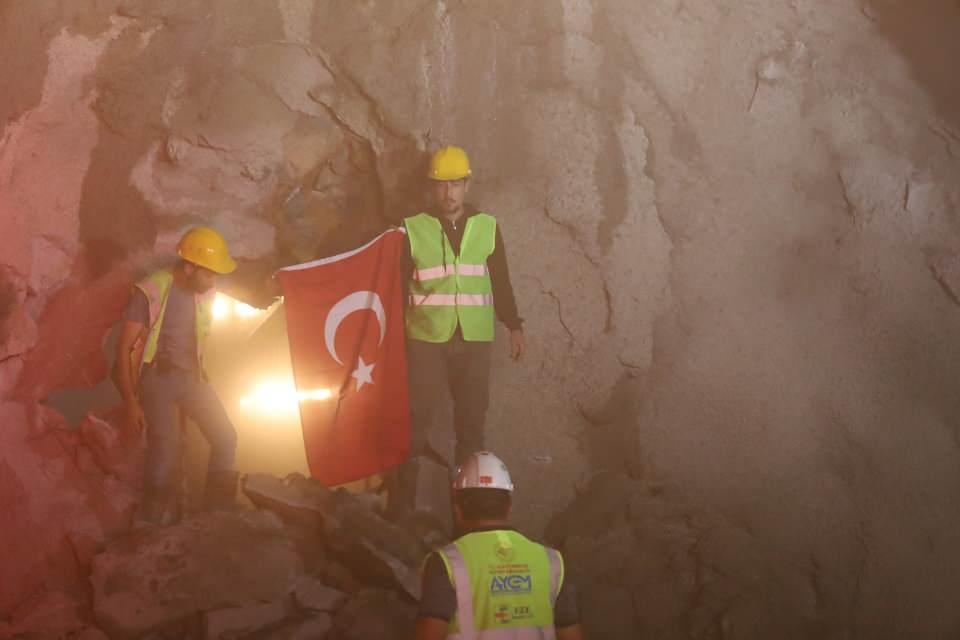 <p>Karbon sıfır hedefleri konusunda da ülkemize ciddi bir katkı sağlayacak. Kullanılacak araçlar otonom araçlar, sürücüsüz araçlar. O manada da ciddi bir katkı sağlanmış oluyor. Yapılan inşaatta ciddi manada yerlilik oranlarına ulaşıldı. Bu da başka bir sevindirici tarafı. Ülkemizin metro yapım kapasitesi de artmış oluyor” dedi.</p>

<p> </p>
