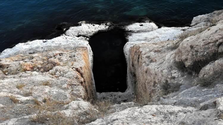 <p>Çekilme ile birlikte 2 yıl önce ilçenin 10 kilometre doğusunda bulunan Deliçay sularının Van Gölü'ne döküldüğü alanda ortaya çıkan liman kalıntılarına, yeni tarihi kalıntılar da eklendi.</p>