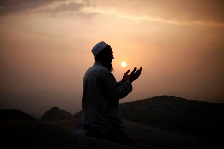 <p>“Cuma namazından sonra, yedi defa ihlâs ve muavezeteyn okuyanı (felak-nas), Allah-ü Teâlâ, bir hafta, kazadan, beladan, kötü işlerden korur.” (İ.Sünni)</p>
<p> </p>