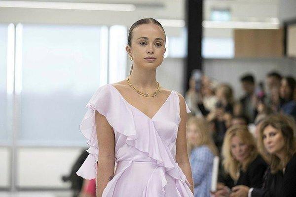 <p><span style="color:#000000"><strong>Üç farklı tasarımla moda severlerin karşısına çıkan Lady Amelia Windsor'un zarafeti göz kamaştırdı. </strong></span></p>
