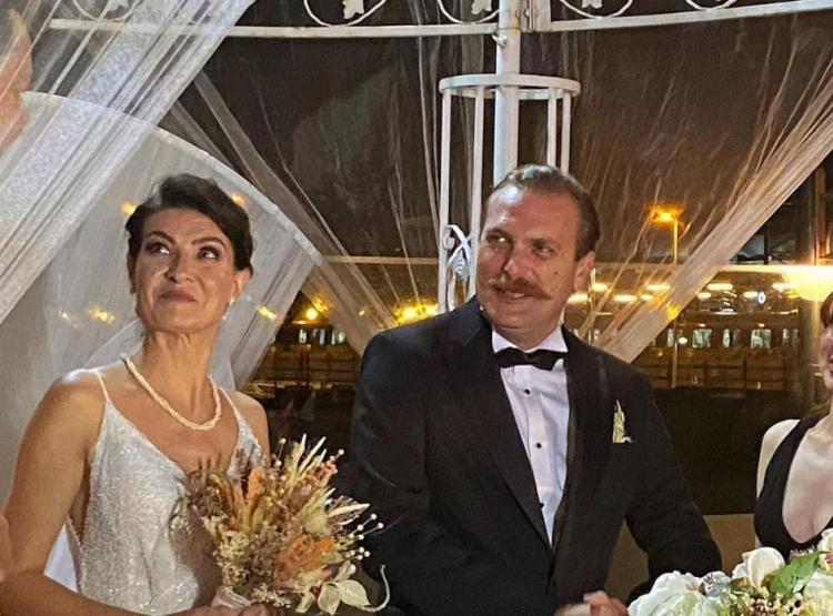 <p><span style="color:#800080"><strong>Devamında ise </strong></span><span style="color:#EE82EE"><strong>"Bu güzel günümüzde yanımızda olan, mutluluğumuzu paylaşıp gelemeyen herkese sonsuz teşekkürler "</strong></span><span style="color:#800080"><strong> ifadelerini kullandı.</strong></span></p>
