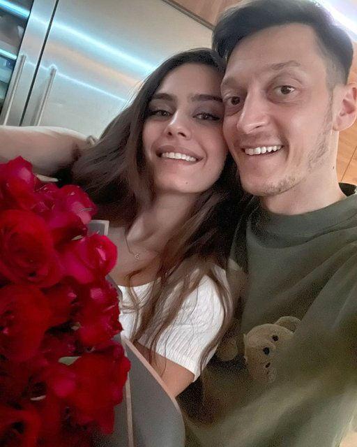<p><span style="color:#800000"><strong>Özil, kızlarının rahatlığı için 4 milyon liraya özel yapım VIP minibüs aldı.</strong></span></p>
<p> </p>